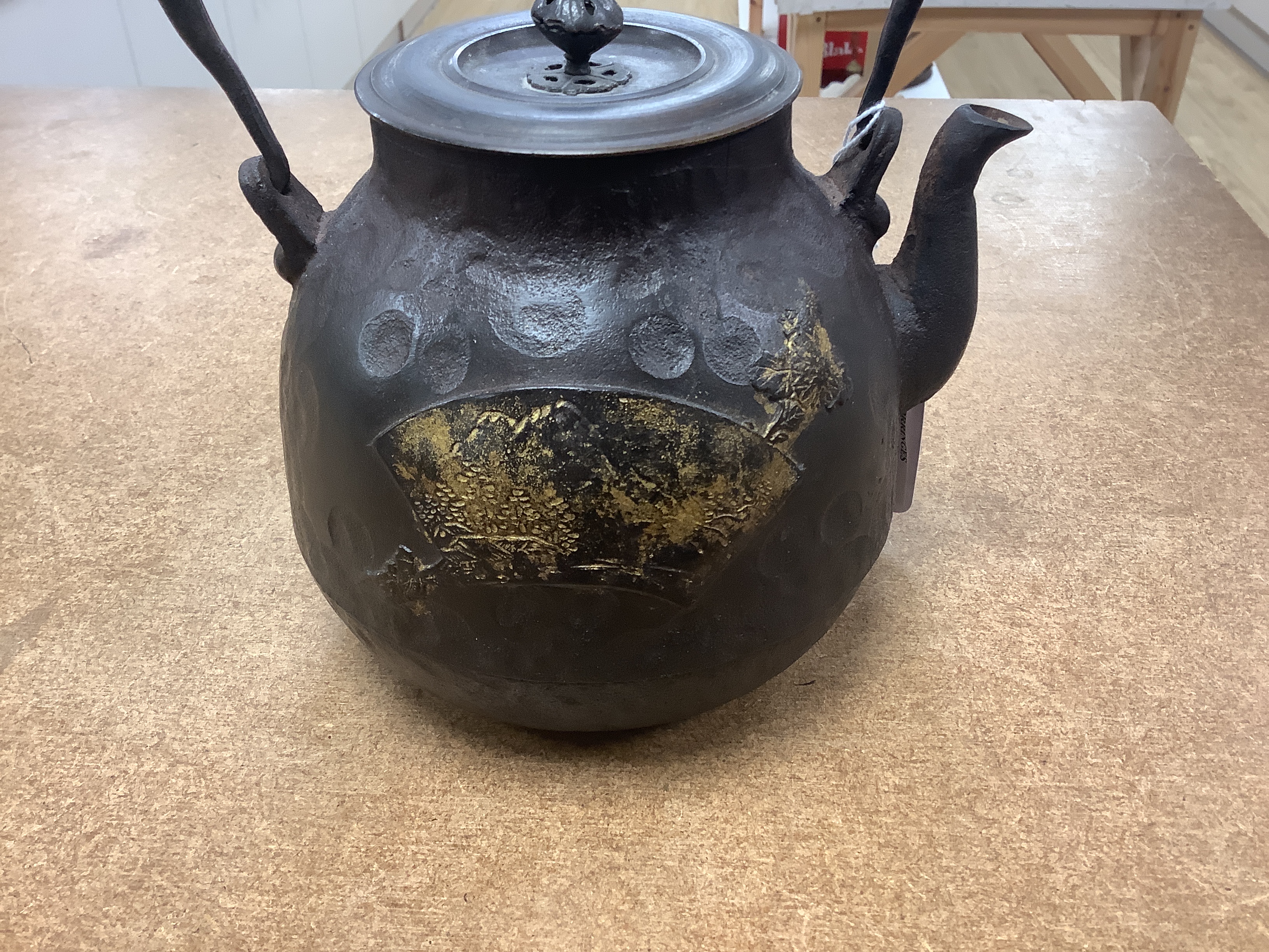 A Japanese iron tetsubin kettle with gilt decoration, 21cm high.